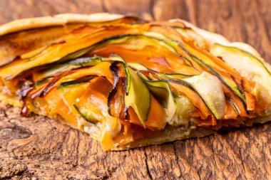 Tahtaya havuç ve kabak konmuş kısa kabuklu turta.