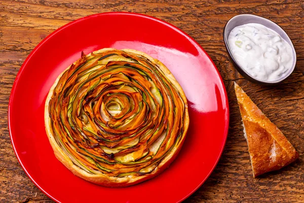 Korsttaart Met Wortelen Courgettes Hout — Stockfoto