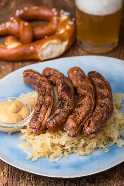 Nürnberger Würstchen Mit Sauerkraut Auf Dem Teller — Stockfoto