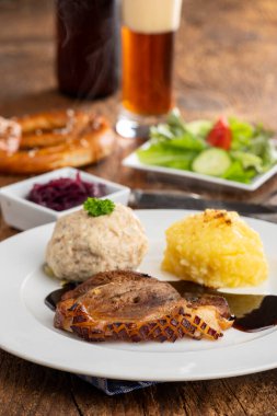 ahşap bavyera kavrulmuş domuz eti