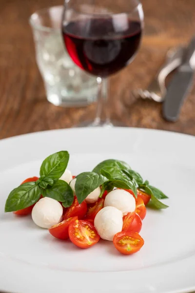 Ιταλική Εσαλάδα Caprese Λευκό Πιάτο — Φωτογραφία Αρχείου