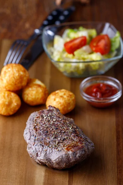 Grillezett Steak Vágódeszkán — Stock Fotó