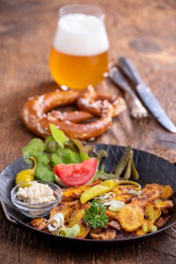 Tahtada bavyera patatesi.