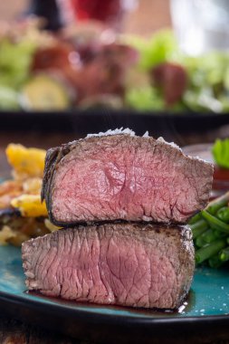 Fasulyeli biftek ve patates graten.