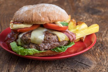 Tahtada patates kızartmalı çizburger.