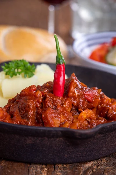 Goulash Een Pan Donker Hout — Stockfoto