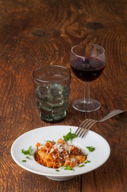 Rigatoni makarna sosu ile bolognaise ve peynir