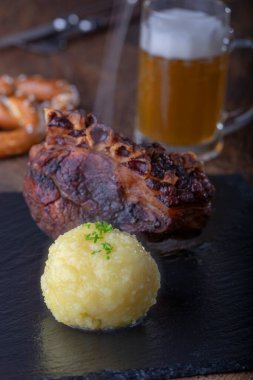 Bavyera usulü kızarmış domuz etli börek.