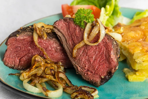 Detailní Záběr Krájeného Steaku Cibulí — Stock fotografie