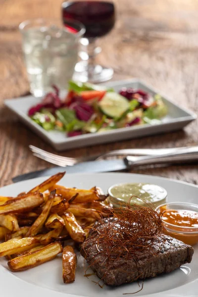 チリとフライドポテトのステーキ — ストック写真