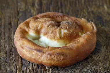 Bavyera çöreği, koyu ağaç üzerine 