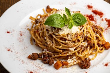 Beyaz bir tabakta spagetti salamı. 