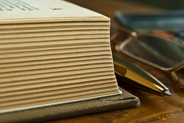 Livro aberto sobre a mesa . — Fotografia de Stock