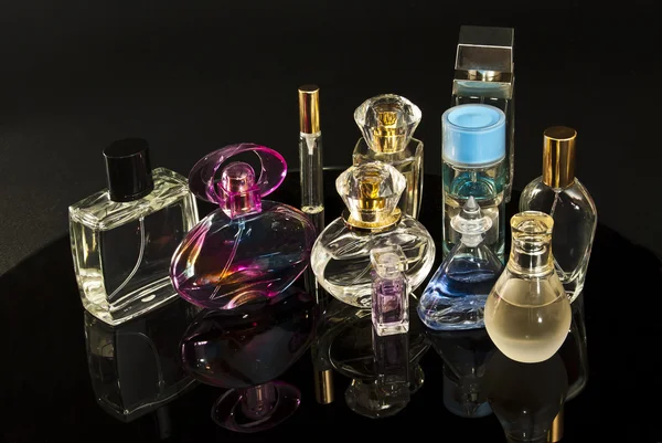 Parfum stilleven op een donkere achtergrond. — Stockfoto