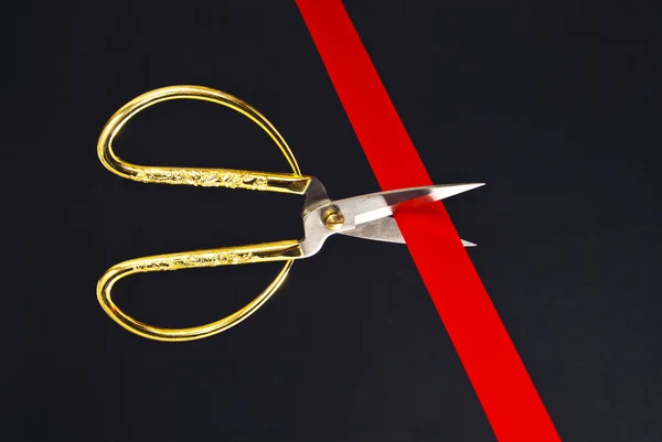 Перерезание красной ленты ножницами . — стоковое фото