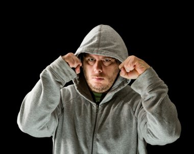 adam yumruk kaldırdı elleriyle