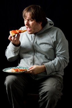 kilolu adam pizza yeme.