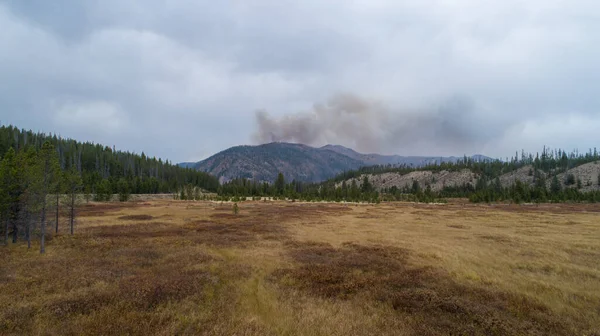 Дым на вершине горы — стоковое фото