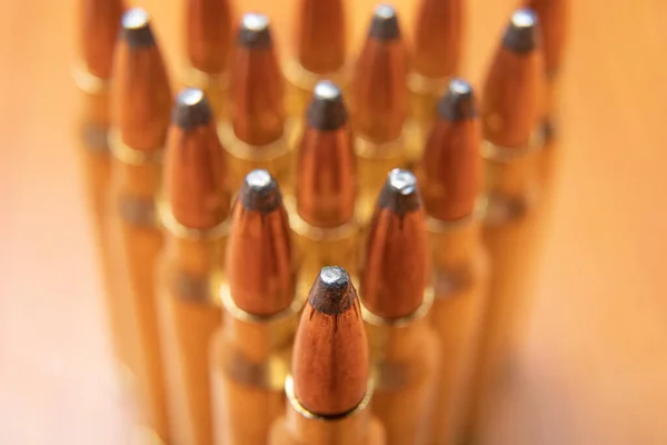 Espingarda munição alinhada — Fotografia de Stock