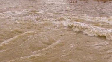Ağır çekimde bir sürü çamurlu su