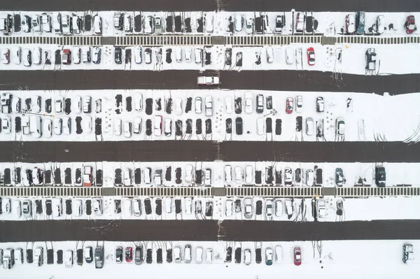 Parcheggio pieno di auto sulla neve — Foto Stock