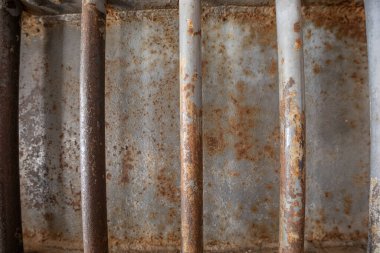 Paslanmış demir parmaklıkları olan eski duvarlar