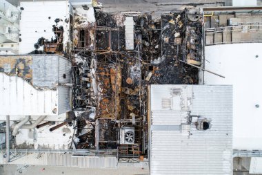 Yangından ağır hasar gören bina