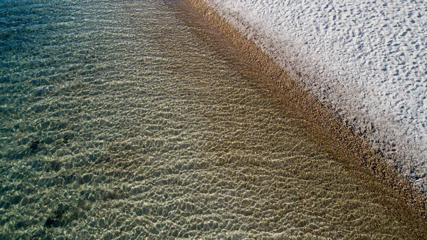 Dalgaların Yavaşça Kuma Vurduğu Tropik Bir Sahil — Stok fotoğraf