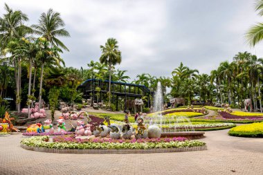 PATTAYA, THAILAND - 5 Mayıs 2022; Nongnooch Tropikal Botanik Bahçesi çok popüler bir turizm merkezidir. Dünyanın en güzel 10 bahçesinden biri olarak kabul edilir. Chonburi 'de..