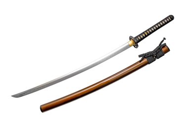 Siyah kordonlu Japon kılıcı, çelik montajı ve beyaz arka planda parlak kahverengi altın kınalı. Seçici odak.