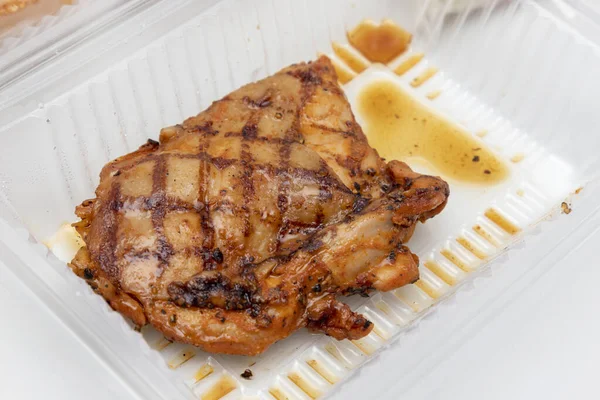 Steak Ayam Panggang Juicy Tampak Lezat Dalam Kotak Plastik Jelas — Stok Foto
