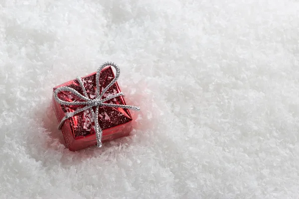 Rote Geschenkboxen im Schnee. — Stockfoto