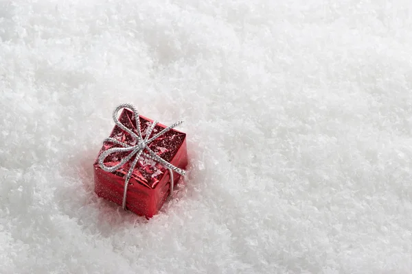 Rote Geschenkboxen im Schnee. — Stockfoto