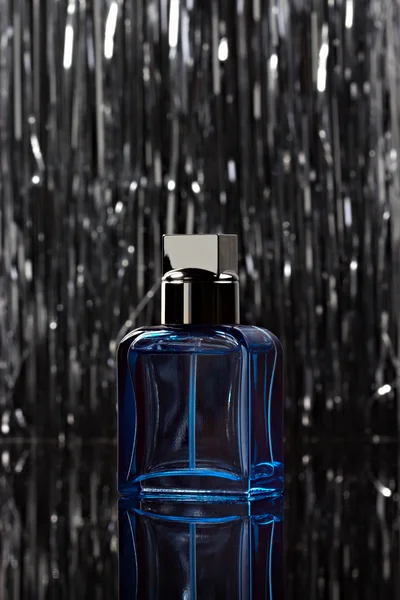 Abstrakt flaske med parfyme – stockfoto