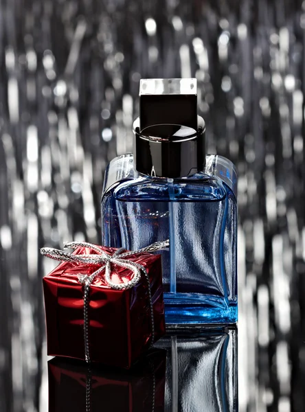 Abstrakt blå flaske med parfyme – stockfoto