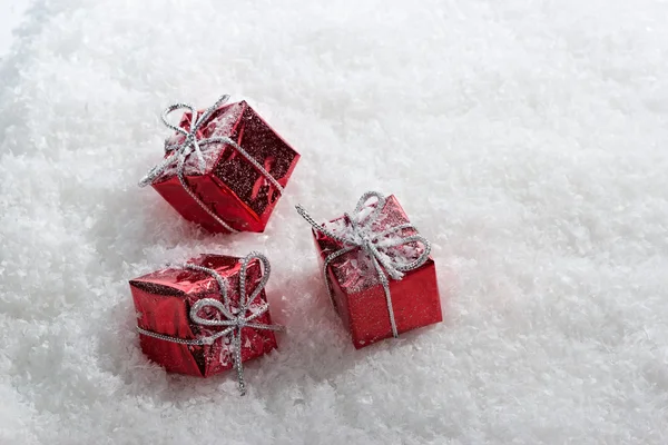 Rote Geschenkboxen im Schnee. — Stockfoto