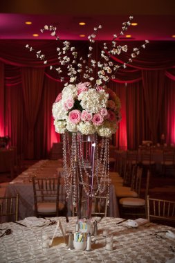 Düğün balo salonu dekore edilmiş