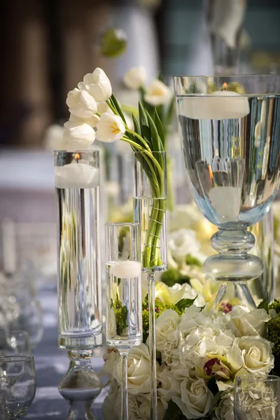 Salón de baile de boda bellamente decorado — Foto de Stock