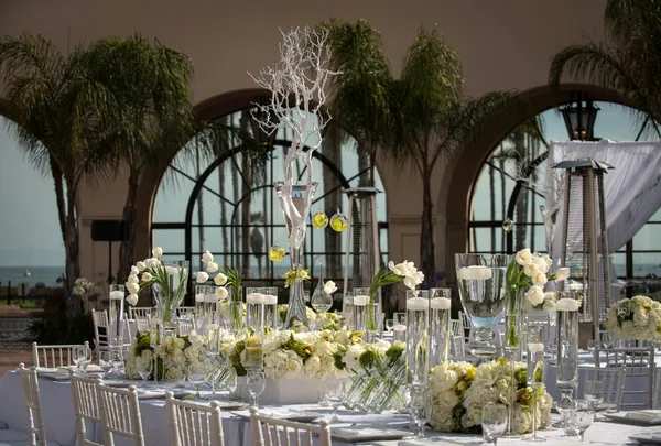 Красиво оформленный свадебный бальный зал — стоковое фото