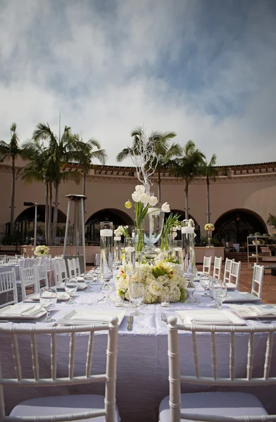 Salão de baile de casamento lindamente decorado — Fotografia de Stock