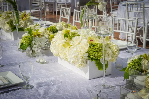 Красиво прикрашений весільний бальний зал — стокове фото