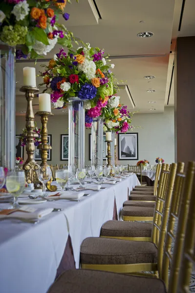 Salón de baile de boda bellamente decorado — Foto de Stock