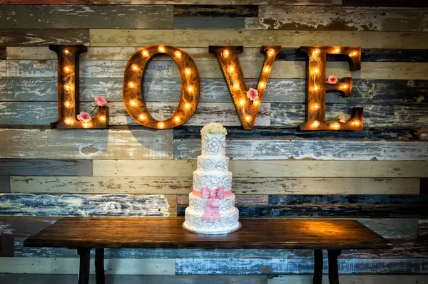 Hochzeitstorte mit Liebe Stockbild