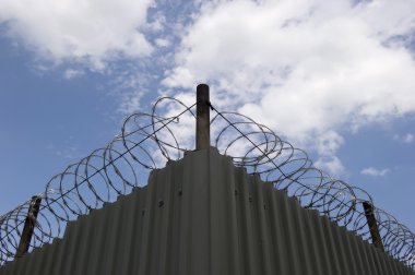 Güvenlik dikenli tel çit