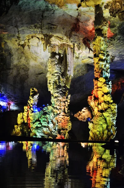 Estalactites coloridas na caverna — Fotografia de Stock