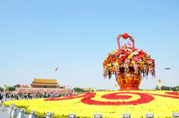 Tiananmen Meydanı'nda büyük çiçek sepeti — Stok fotoğraf