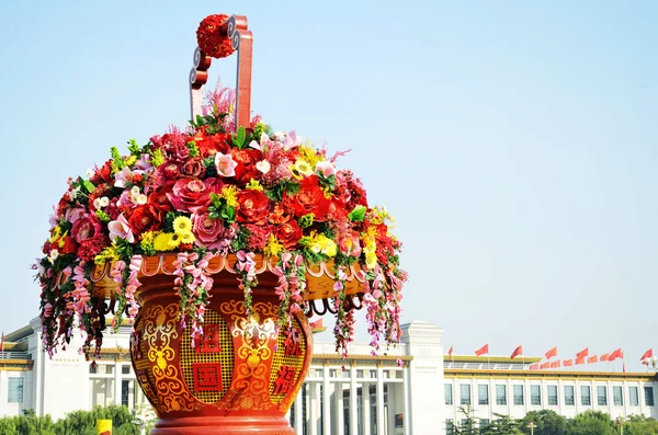 Tiananmen Meydanı'nda büyük çiçek sepeti — Stok fotoğraf