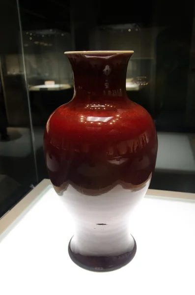 Vaso di porcellana smalto rosso — Foto Stock