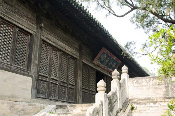 Mahavira hall i Dajuesi tempel, beijing, porselen – stockfoto