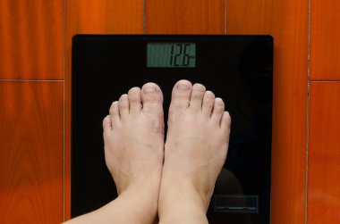 İki ayak üstünde tartma makineleri